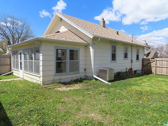5th image of 3012 Washington Ave