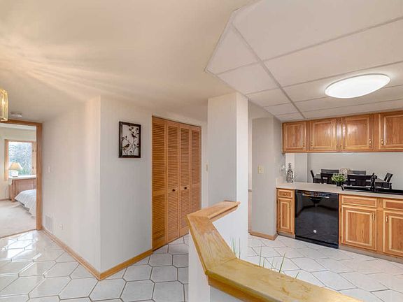 5th image of 440 E Montrose Ave APT 212