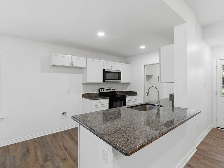 521 E Sears St — Photo 25