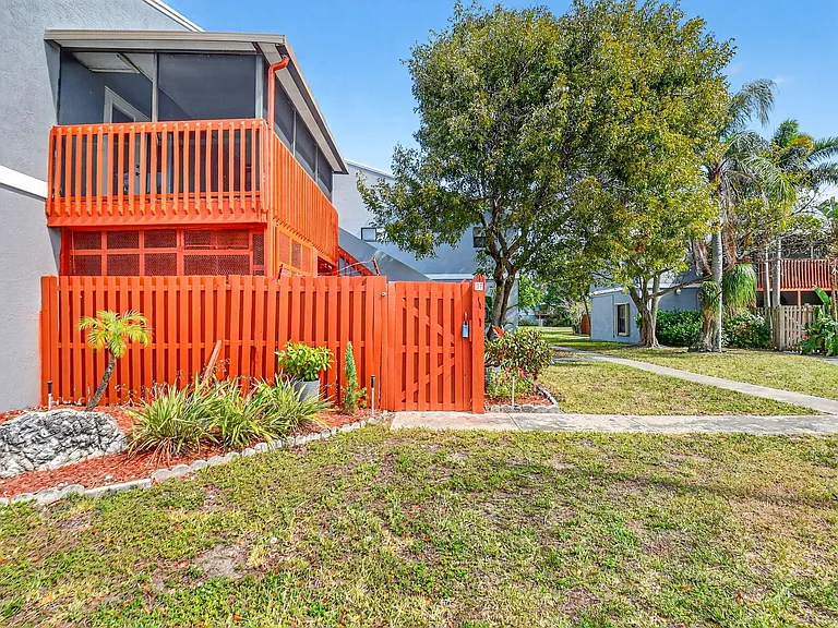 18 Crossings Cir #F — Photo 2