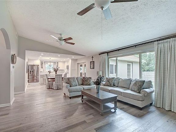 4th image of 10438 Whispering Winds St