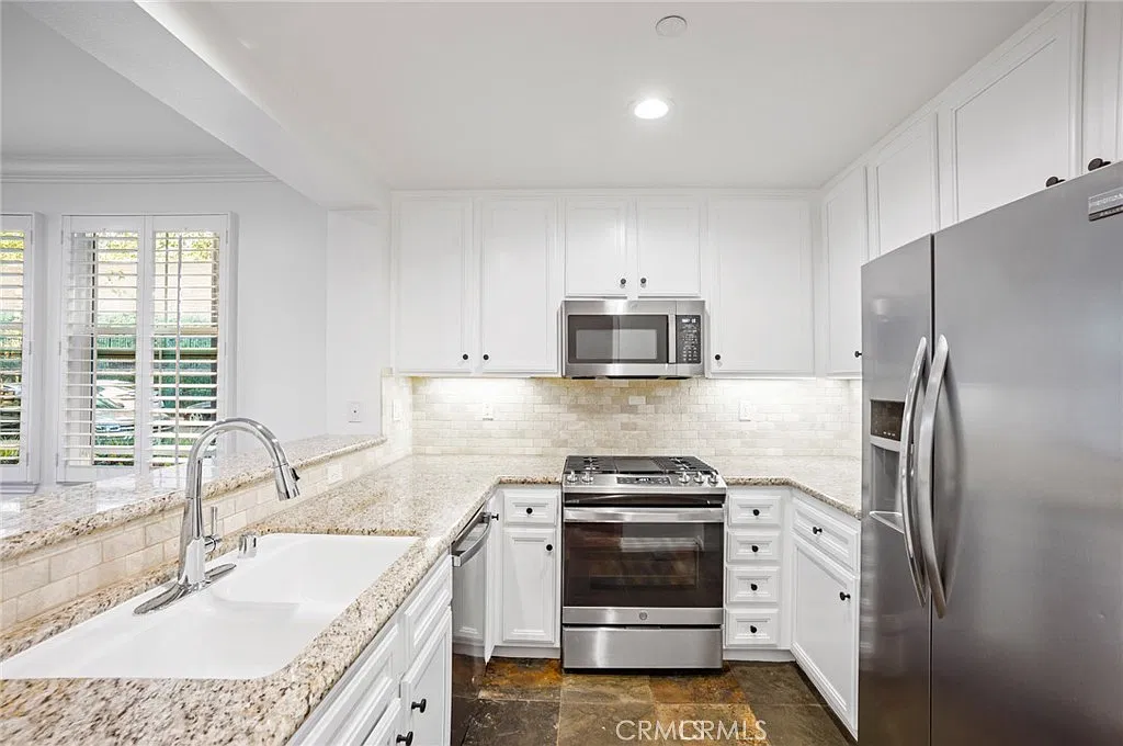 3 bed, 2.5 bath, 1416 sqft, $5,000 — Photo 2