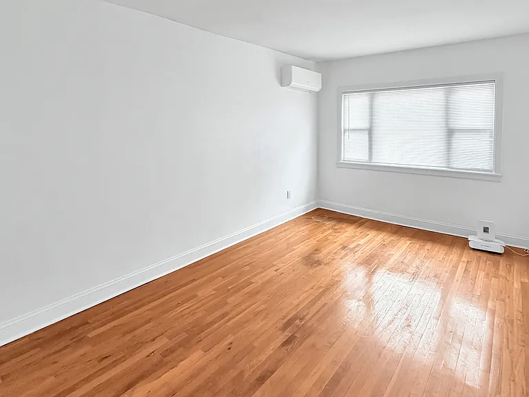 LIVING ROOM (UN-STAGED)