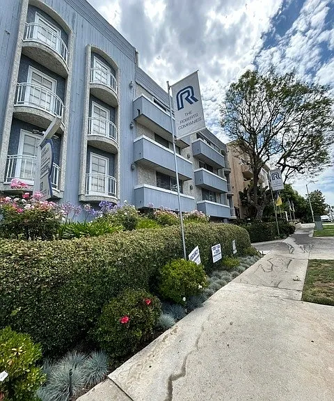 2220 S Beverly Glen Blvd — Photo 18