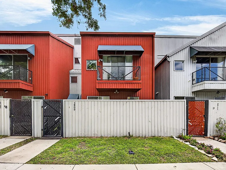 2809 Crawford St — Photo 1