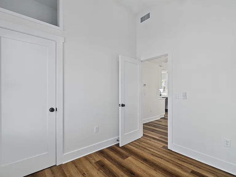 905 E Saint Clair St — Photo 33