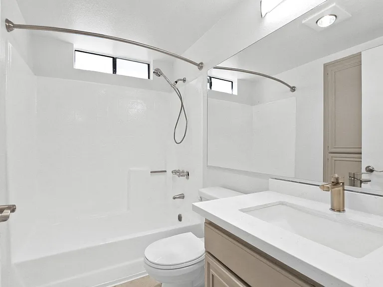 11325 Morrison St — Photo 50