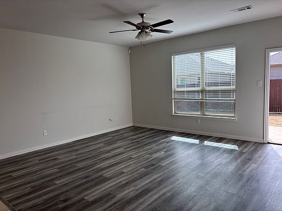 5th image of 353 Emerald Creek Dr