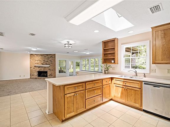 4th image of 165 Saint Clair Dr