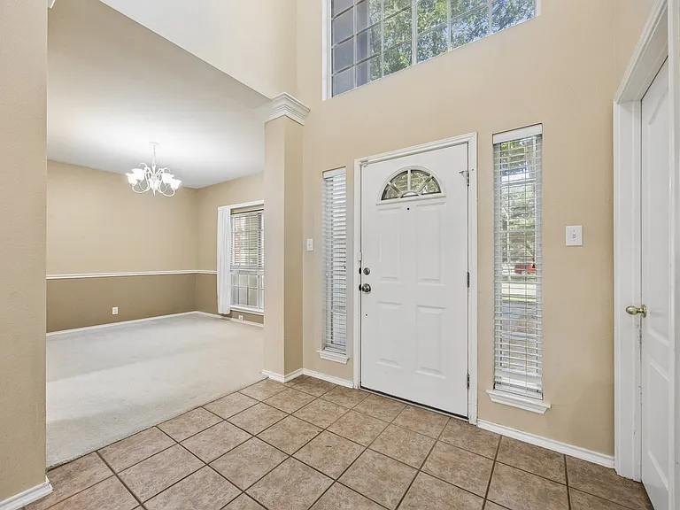 121 Ozuna Dr — Photo 2