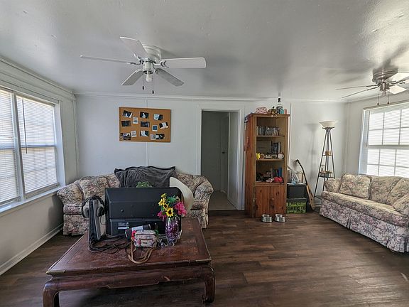 4th image of 904 E Avenue G