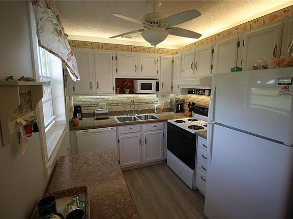 4th image of 8 Vista Palm Ln