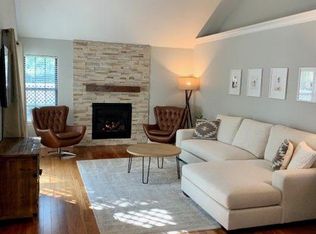 939 E Foxhill Dr, Fresno, CA 93720