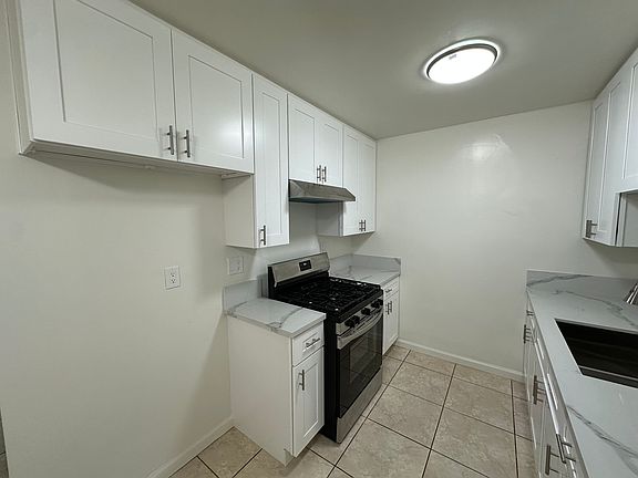 4th image of 1015 W East St
