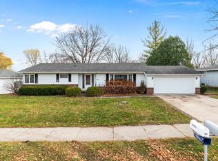 1810 Arlington Dr, Oshkosh, WI 54904