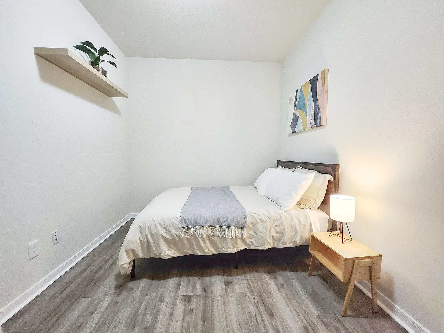 4 bed, 2.0 bath, 2200 sqft, $776 — Photo 2