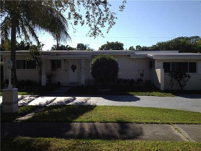 2nd image of 1860 Alamanda Dr