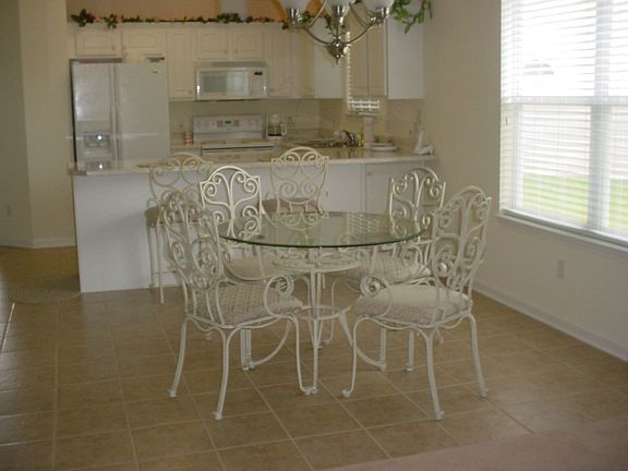 Dining area w/tiled floor