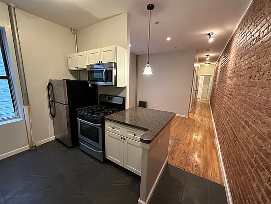 Rented by Premier Metro Realty Corp | media 3