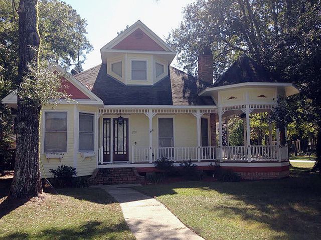 2nd image of 201 Branch Ln