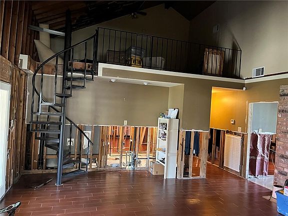 3rd image of 317 Somerset St