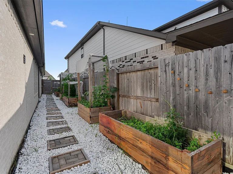 13710 Duro Bluff Dr — Photo 32
