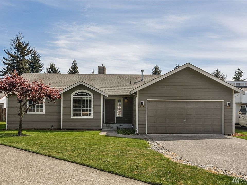 Adorable updated rambler in the convenient Rachael Place neighborhood in Kent. 