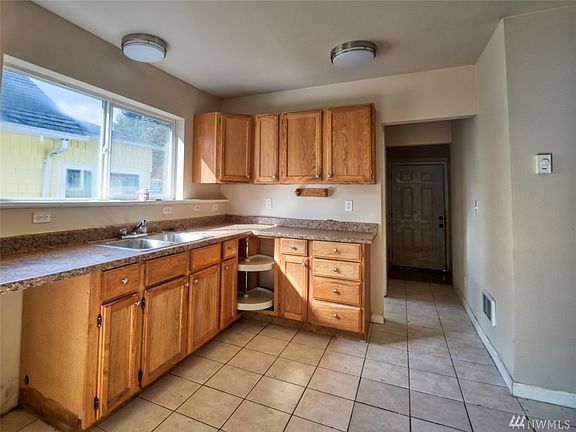 4th image of 233 Eklund Ave