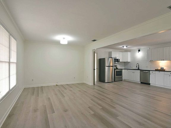 3rd image of 2613 Oak View St