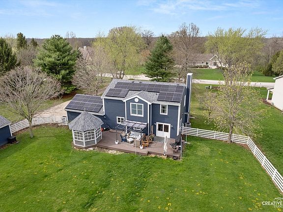 4th image of 204 Country Ln