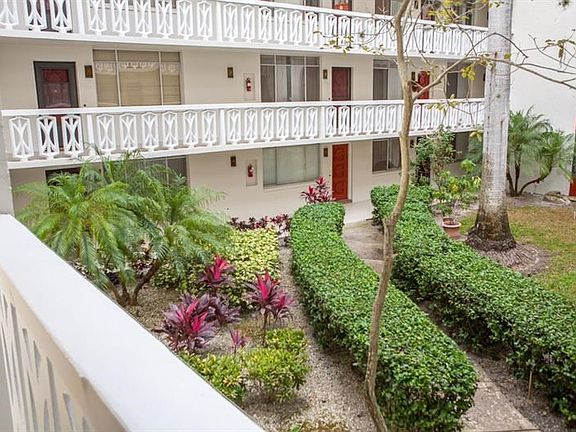 Gorgeous courtyard!! :-)