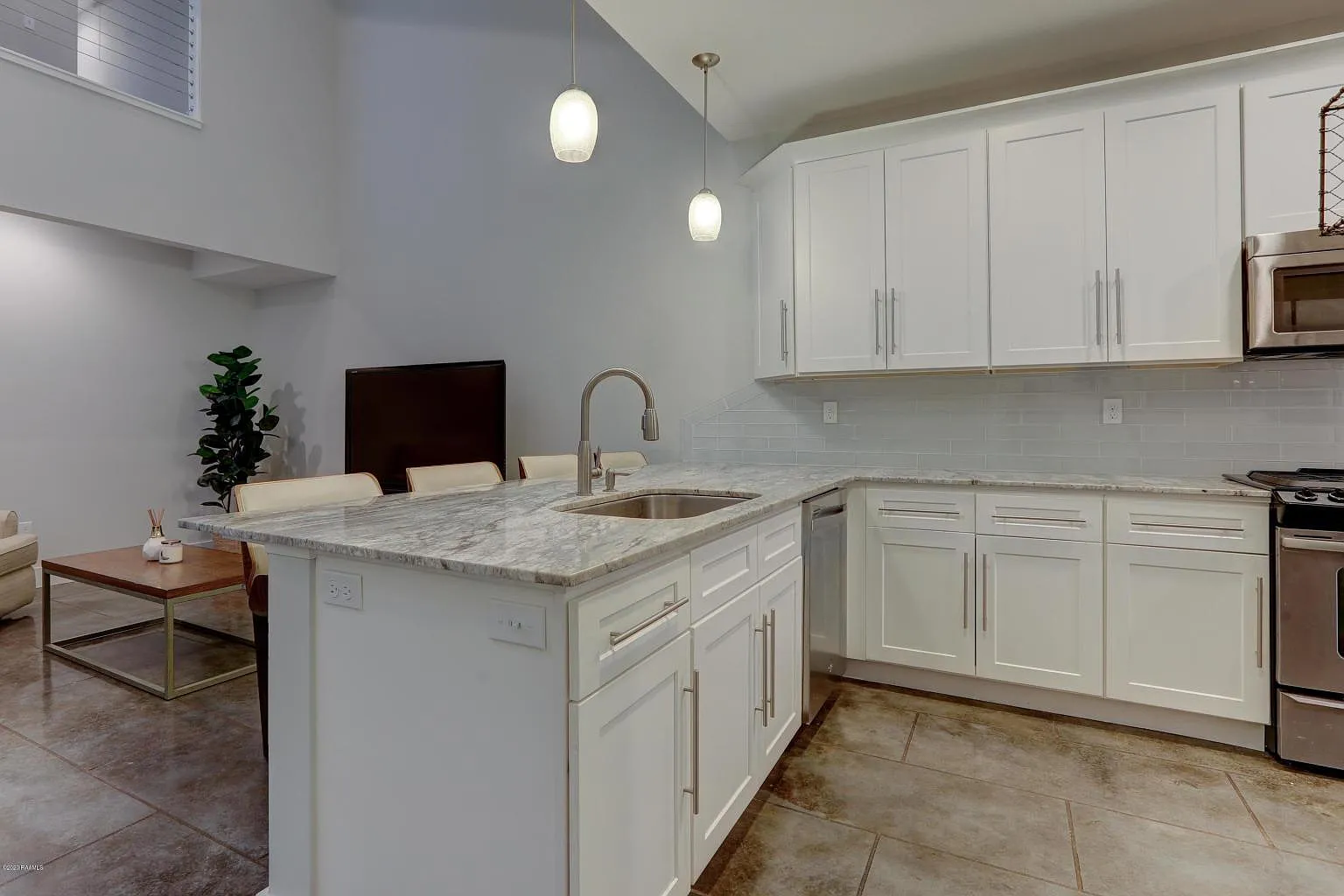 204 Highland Oaks Ln — Photo 2