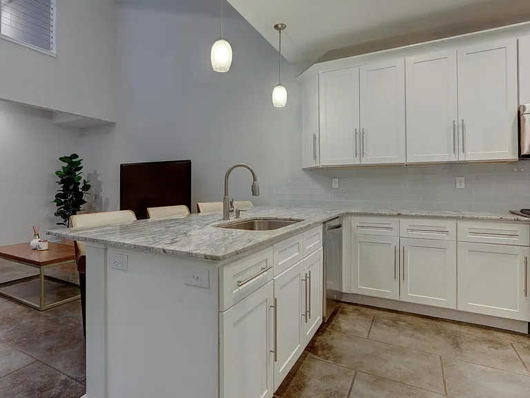 204 Highland Oaks Ln #204 — Photo 2