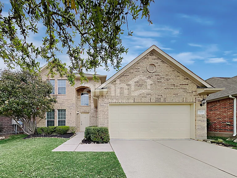 2213 Oak Circle Dr N — Photo 1