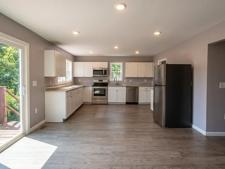 1215 Oaklawn St SE — Photo 4