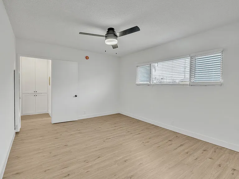 1055 Loma Ave — Photo 9