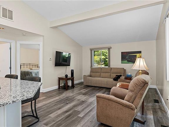 5th image of 993 Williamsburg Cir