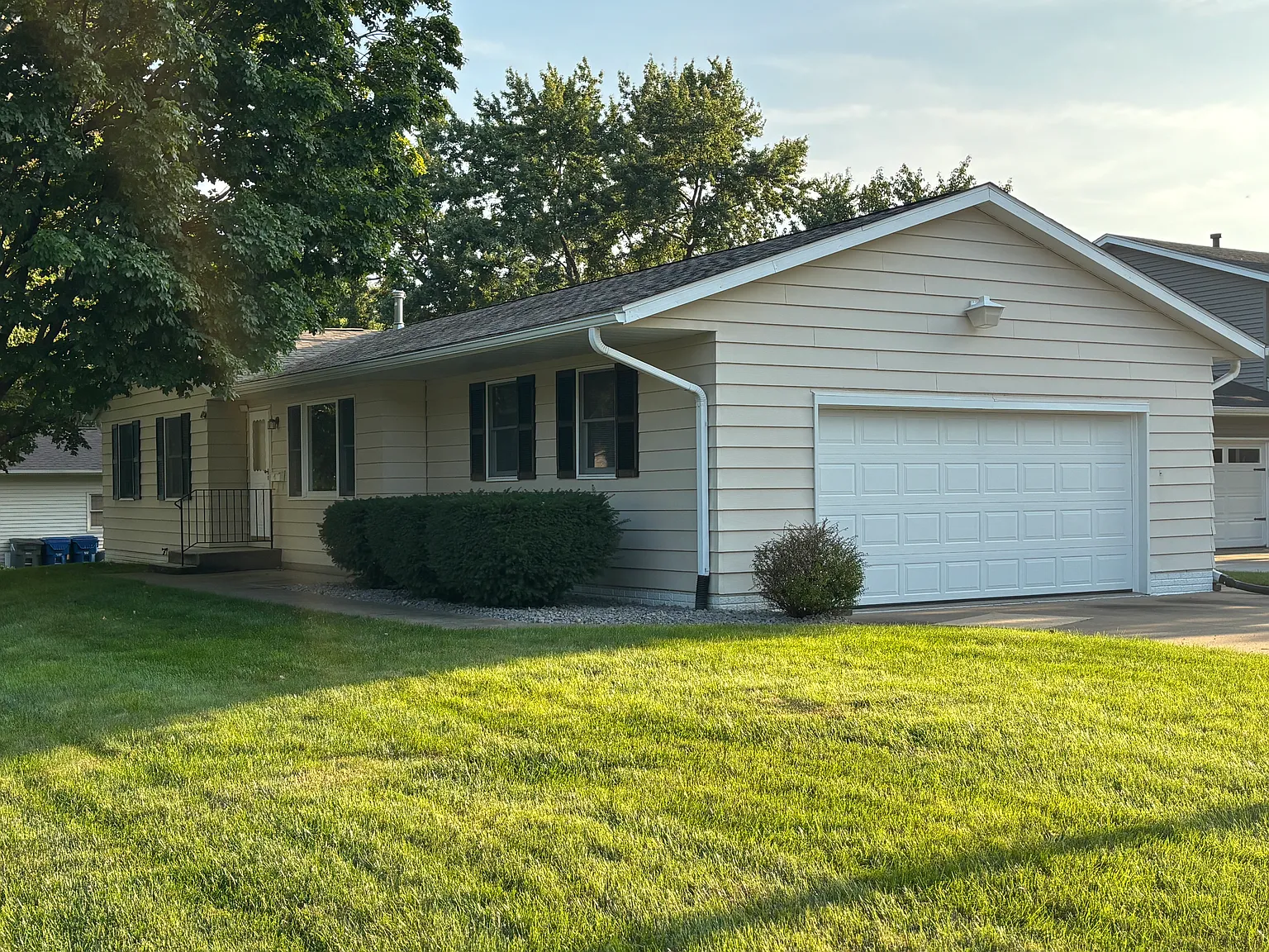 3 bed, 2.5 bath, 1684 sqft, $2,400 — Photo 2