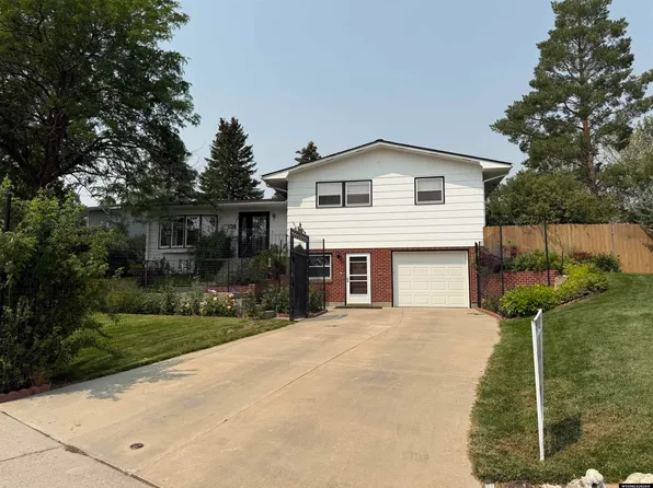 104 Mountain View Dr, Thermopolis, WY 82443