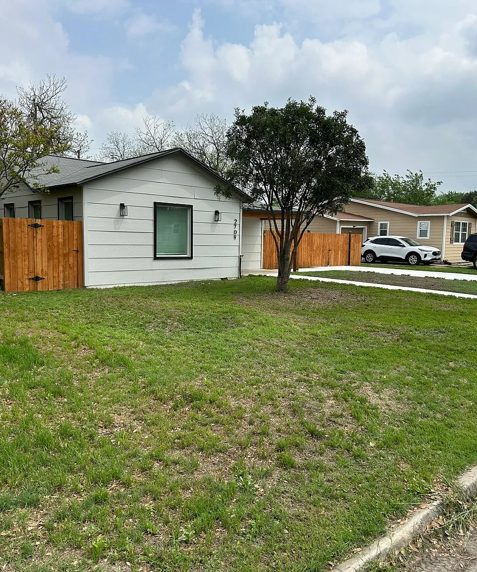 4 bed, 1700 sqft, $2,200 — Photo 1
