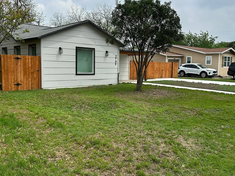 2709 W Mistletoe Ave