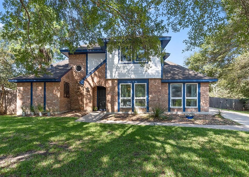 Welcome to 12503 Lakecrest Circle, a beautiful 2 story home with sparkling pool in private backyard.