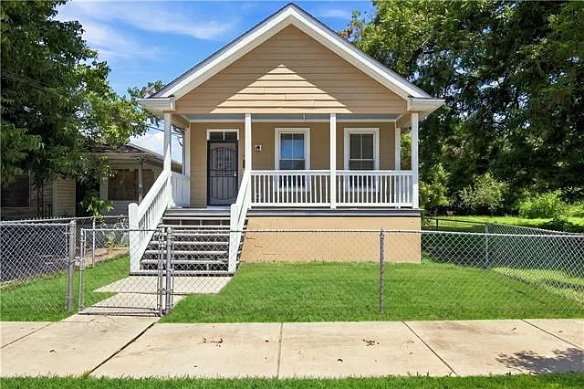 3 bed, 1.0 bath, 1056 sqft, $1,800 — Photo 1
