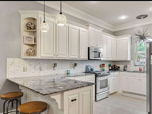4th image of 303 Summerland Key Ln
