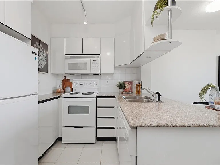 1189 Howe St #2409 — Photo 7