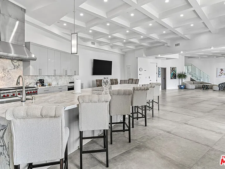 6181 Temple Hill Dr — Photo 10