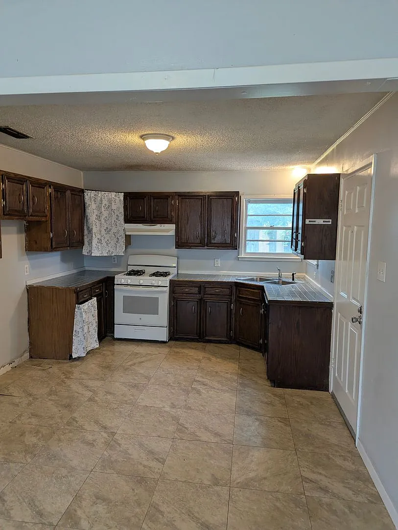 3801 32nd - 3 Bedroom - Available Now — Photo 4