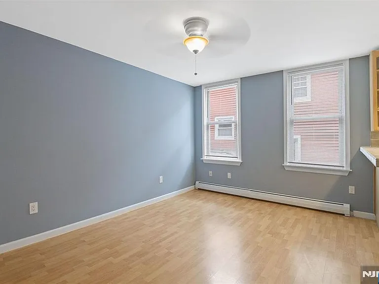 92 Windsor St — Photo 8