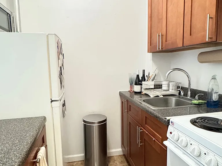206 E 6th St #1RW — Photo 5