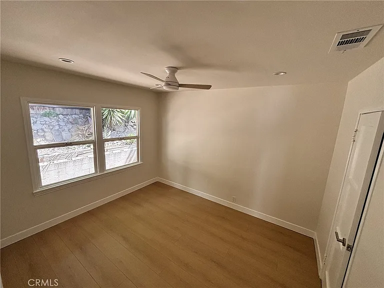 974 W 5th St — Photo 13